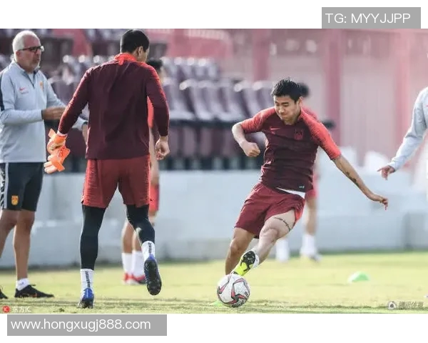 美国足球明星的魅力与帅气风采令人瞩目，展现运动员的独特魅力与风格